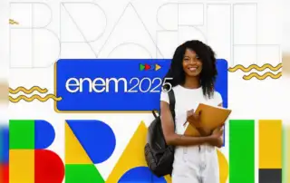 Estudante se preparando para o ENEM 2025 com caderno e mochila, em frente ao fundo colorido com a marca Enem 2025 e elementos gráficos do Brasil