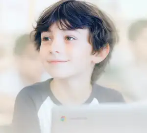 Aluno do Colégio Radial com Chromebook em sala de aula — ensino personalizado com tecnologia em São Paulo